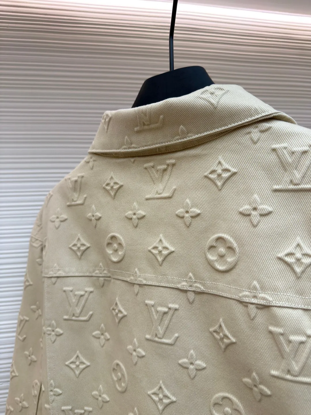 LOUIS VUITTON fully embossed denim jacket ●Original version: Purchased and developed at 28699 ●Item number: 1680986-C65 ●Fabric: Denim denim fabric ●Technology: embossed embossing ●Version: fitted version ●Weight: about 1270 grams ●Size: S-M-L-XL ●Description: Made of customized denim fabric, monogram three-dimensional embossing all over, classic brand logo pattern on the front and back, brown brand embossed leather tag on the back waist, white engraved beaded buttons, and white beaded nails on the pockets. It can be matched with tops of the same season to create a fashionable look. Customized accessories, complete with three labels, same style for men and women!